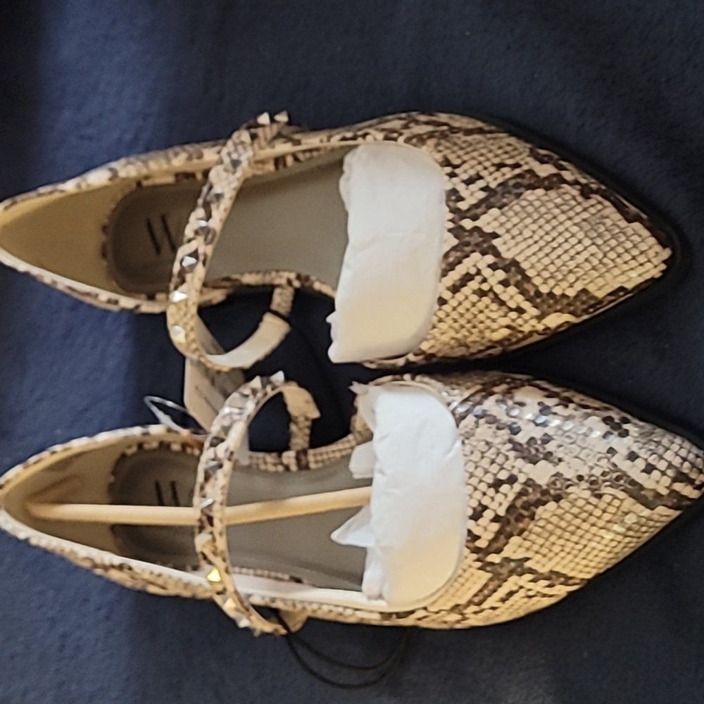 Brand new woman's casual shoes